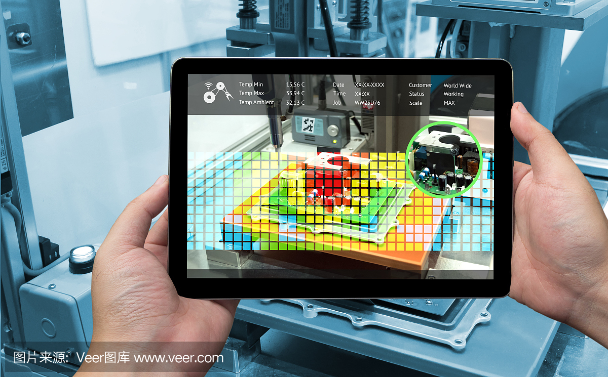 工业4.0概念。带有增强现实屏幕软件的手持式平板电脑和智能工厂背景下的自动化无线机器人手臂的蓝色调